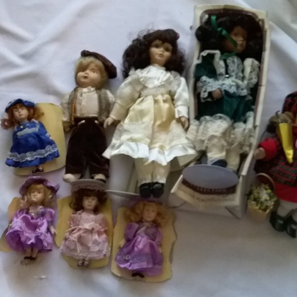 Other - Vintage set of 8 Dolls